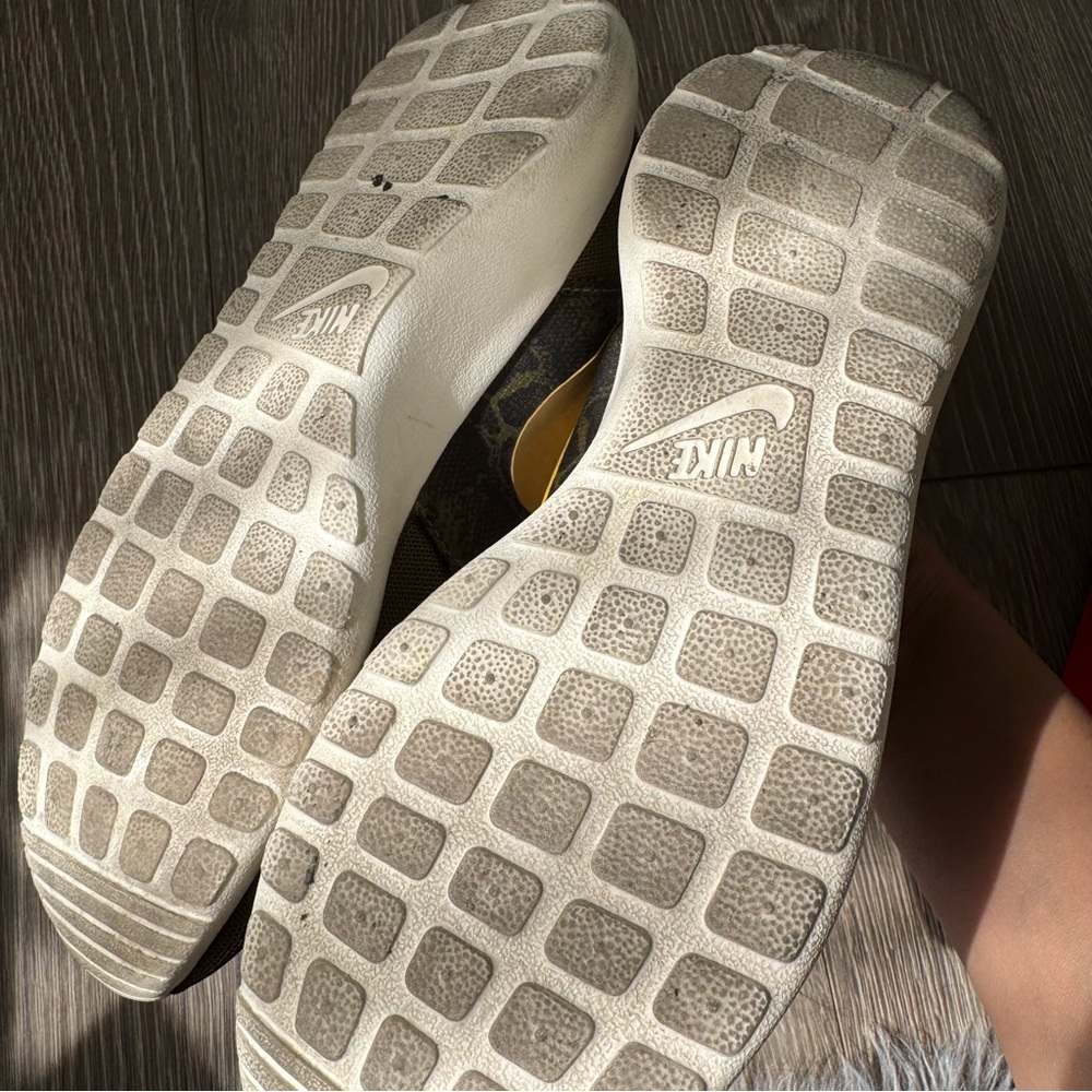 Nike Roshe olive green gold printed Sneakers - Picture 11 of 14